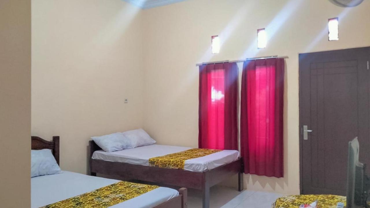 Zulfina Homestay Syariah Mitra Reddoorz بانيووانجى المظهر الخارجي الصورة