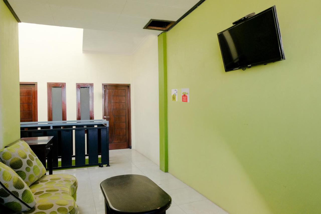 Zulfina Homestay Syariah Mitra Reddoorz بانيووانجى المظهر الخارجي الصورة