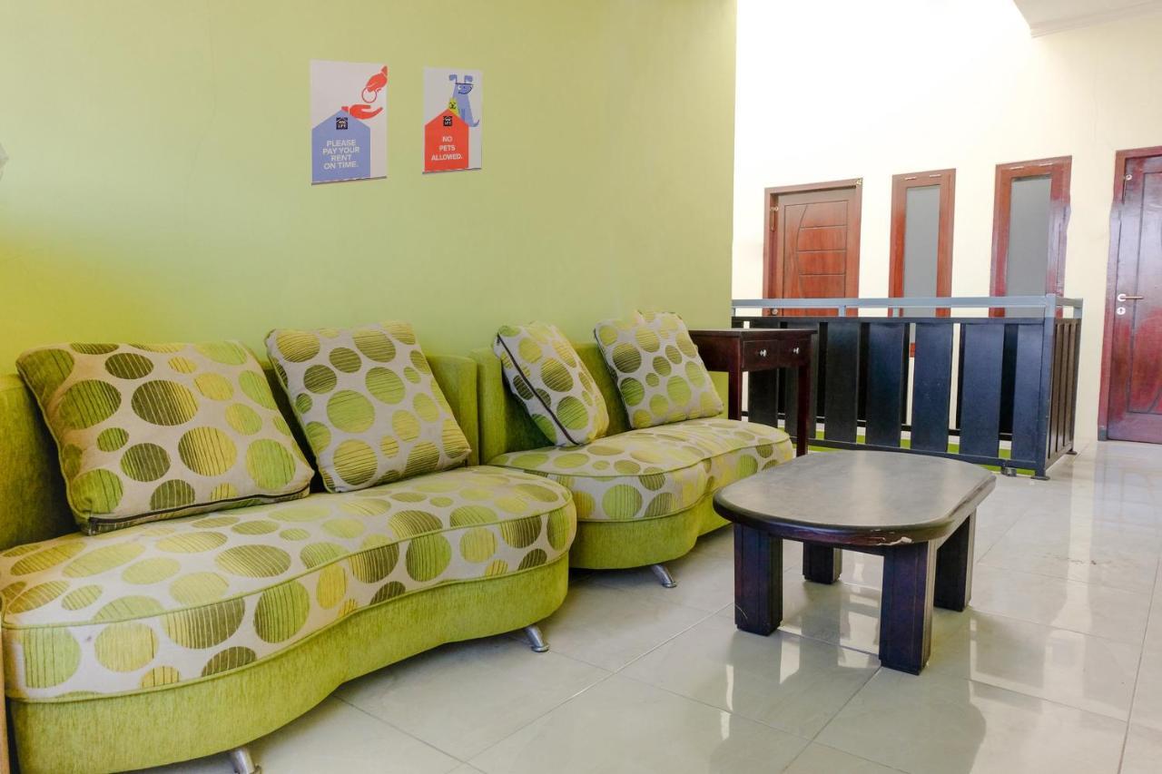 Zulfina Homestay Syariah Mitra Reddoorz بانيووانجى المظهر الخارجي الصورة